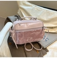 Detail der hellrosa Ita-Bag mit transparentem PVC-Fenster und seitlicher Schleifendekoration - Rosa