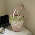 Borsa tote in tela a fiori con manici rosa in un ambiente da scrivania moderno - Rosa