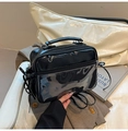 Detailansicht der schwarzen Lackleder-Schultertasche mit durchsichtigem PVC-Sichtfenster - Schwarz