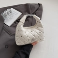 Borsa a spalla bianca trapuntata con stella di strass argento e dettagli borchie - Bianco