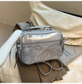 Detail der silbernen Metallic-Handtasche mit PVC-Sichtfenster und elegantem Tragegriff - Silber