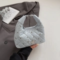 Borsa hobo celeste trapuntata con emblema stella argento su sfondo blazer grigio - Blu