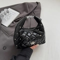 Borsa a spalla in pelle nera trapuntata con borchie argentate e dettaglio stella - Nero