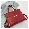 Dettaglio della borsa tote trapuntata rossa con motivo a rombi su giacca denim - Rosso