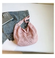 Borsa a tracolla hobo boho in uncinetto rosa con motivo intrecciato traforato - Rosa