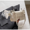 Elegante borsa a spalla plissettata bianco crema con perla e fiocco in pizzo - Bianco Sporco con Ciondolo