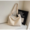Détail du sac bandoulière en toile crème avec large sangle et design minimaliste - Blanc Cassé