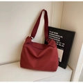Détail d'un sac cabas en toile bordeaux avec bandoulière au design minimaliste - Bordeaux