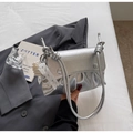 Borsa a tracolla argento metallizzato plissettato con nodo e ciondolo di perle - Argento con ciondolo