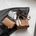 Set borsa a secchiello in pelle litchi marrone scuro con foulard e tracolla - Set Borsa Tote e Pochette (Cachi) / Cachi