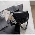 Elegante borsa a mano plissettata in pelle cerata nera con ciondolo cuore e pizzo - Nero con Pendente