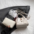 Borsa a secchiello bianca con trama litchi, foulard in seta e pochette abbinata - Set di Borse (Bianco) / Bianco