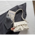 Sac à bandoulière blanc cassé plissé minimaliste en cuir brillant avec cordon élégant - Blanc Cassé sans Charme