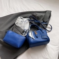 Set borsa a secchiello blu navy in pelle con foulard stampato e pochette coordinata - Set di Borse (Blu) / Blu