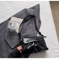 Sac à épaule noir brillant plissé avec texture craquelée et détails en métal argenté - Noir