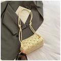 Stijlvolle beige gewatteerde crossbody tas met strass en geknoopte riemen - Geel