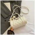 Detail der weißen gesteppten Zylindertasche mit Spitzenschleife und Silberverschluss - Weiß