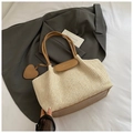 Beige gewebte Stroh-Shopper-Tasche mit braunen Ledergriffen und Herzanhänger - Khaki