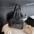 Borsa bowling in pelle PU nera lucida con tasche anteriori e finiture argentate - Nero