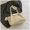 Schicke cremefarbene Stroh-Tote-Bag mit Lederbesatz und Herzanhänger - Weiß