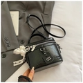 Bolso de mano en charol negro de moda con colgante de perlas y acabado brillante - Negro Con Colgante