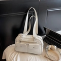Borsa bowling retrò bianca con tasche a pressione argentate e doppi manici chic - Bianco Sporco