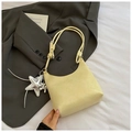 Sac à main plissé jaune crème à la mode avec breloques d'étoiles et de chien ballon - Jaune avec pendentif