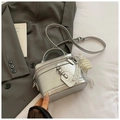 Bolso de mano cuadrado plateado metalizado con textura y elegante colgante de perlas - Plata con colgante