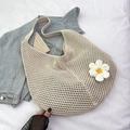 Detail einer handgestrickten weißen 3D-Blume auf einer sommerlichen Strandtasche - Gebrochenes Weiß