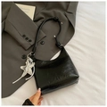 Sac sous les aisselles noir élégant avec texture froissée brillante et breloque étoile - Noir Avec Pendentif