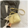 Bolso pequeño amarillo de cuero arrugado con colgante de encaje de perlas y asa - Amarillo con colgante