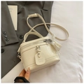 Bolso beige chic en colores contrastantes con textura plisada y colgante de perlas - Blanco Con Colgante