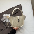 Cremeweiße Eimertasche mit Webmuster für Damen, ideal zum Tragen als Hand- oder Umhängetasche - Weiß