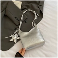 Sac bandoulière argenté métallisé avec breloque étoile de mer et bandoulière nouée - Argent avec pendentif