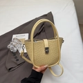 Beige gewebte Beuteltasche mit silberner Schnalle und abnehmbarem Schultergurt Trend - Gelb