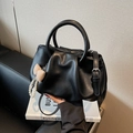 Bolso nube plisado negro estilo francés con colgante de lazo de perlas y correa ajustable - Negro