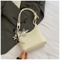Sac croissant chic blanc crème plissé avec breloques chien ballon argentées - Blanc Avec Pendentif