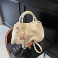 Bolso de mano blanco fruncido con colgante de corazón de perla y lazo de ecopiel - Blanco Roto