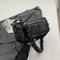 Elegante borsa sottobraccio nera con texture trapuntata quadrata e bordi increspati - Nero