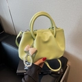 Bolso de mano verde lima en piel sintética con pliegues, colgante de perlas y correa - Verde