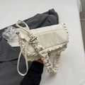 Elegante borsa a tracolla trapuntata beige con spalline a ruches e fibbie in metallo argento - Bianco Sporco