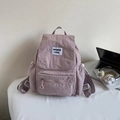 Sac à dos nylon rose poudré avec rabat à cordon et étiquette tissée sur la poche - Violet