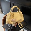 Bolso de hombro nube plisado chic en cuero suave amarillo crema con colgante de perlas - Amarillo