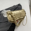 Borsa a spalla trapuntata color oro champagne con manico arricciato e finitura metallica - Oro