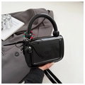 Dettaglio borsa in pelle verniciata nera con manico rotondo e ciondoli decorativi moda - Nero con Pendente
