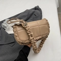 Sac bandoulière beige matelassé avec bandoulière froncée sur fond de costume gris - Khaki