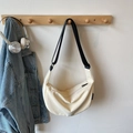 Sac bandoulière chic beige en forme de croissant avec large sangle noire réglable - Sans Pendentif / Blanc Cassé