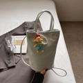 Sac seau vert pâle avec breloque de dessin animé et élégant détail en perles - Vert Lac
