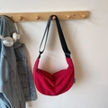 Sac bandoulière demi-lune rouge minimaliste avec sangle réglable et casque argenté - Sans Pendentif / Bordeaux