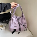 Detalle del bolso tote de nylon lavanda con cierre de cordón y bolsillo con hebilla - Morado